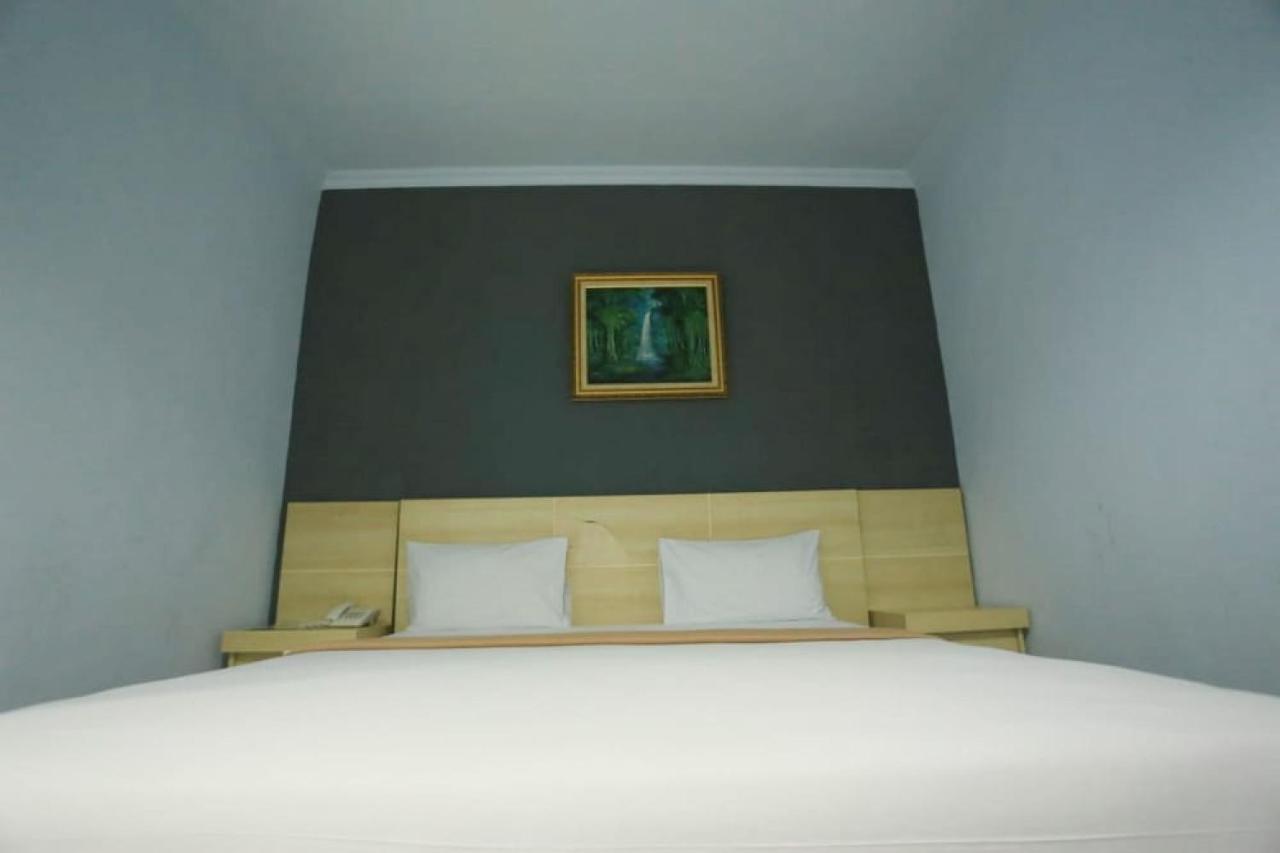 Urbanview Hotel Mulia Indah Palopo Exterior foto